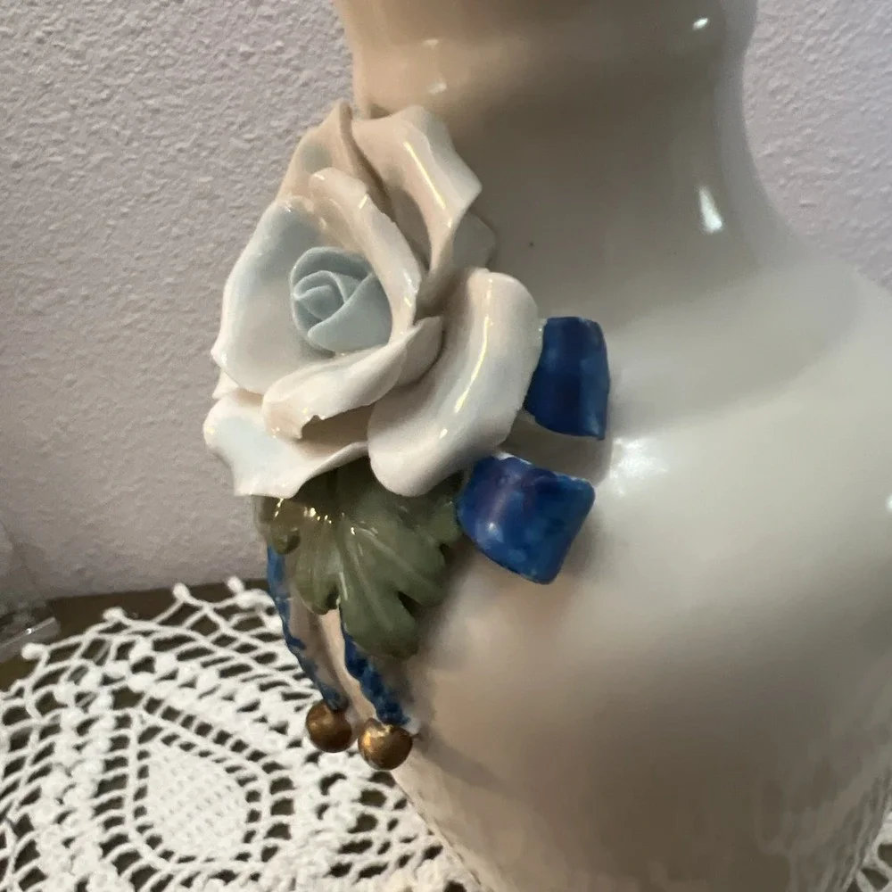 Vintage Floral Bud Vase w/sculpted Flowers. 1970's‎